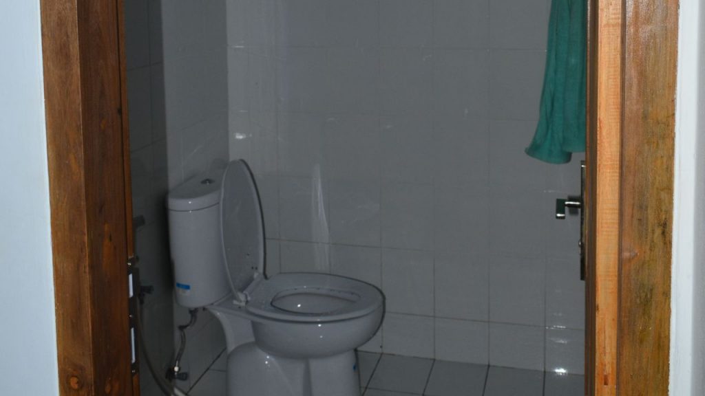 toilet samosir cottage