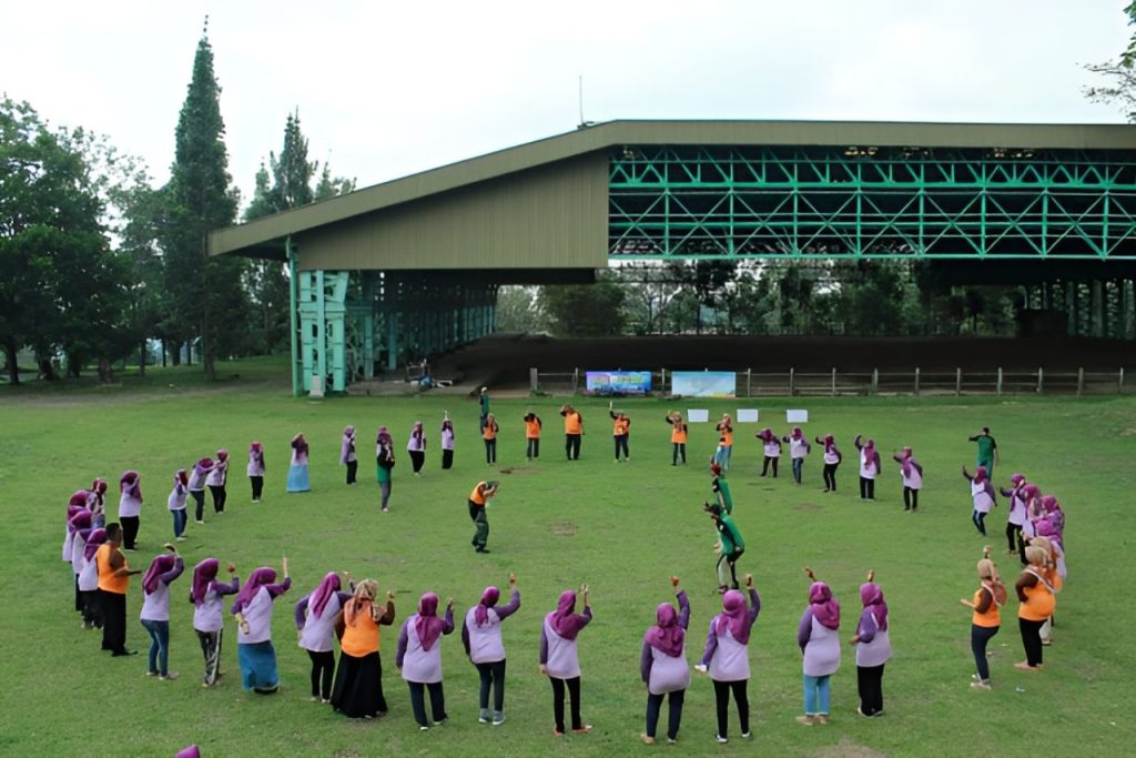 lapangan terbuka sari ater hotel